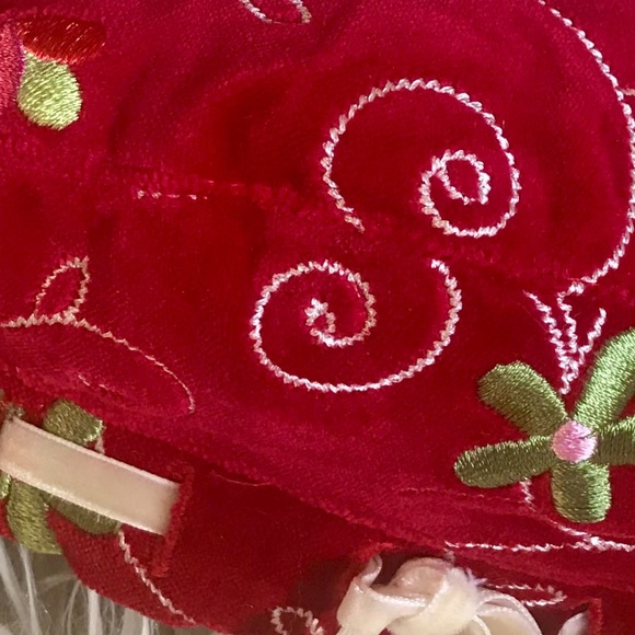 Beautiful red baret hat, perfect for the holidays. - Picture 3 of 6
